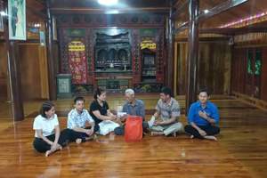 THĂM, TẶNG QUÀ CÁC GIA ĐÌNH TRÊN ĐỊA BÀN XÃ TÂN HƯƠNG